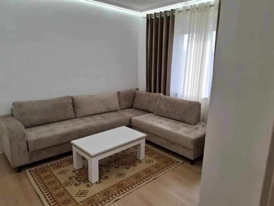 Tirane, jepet me qera apartament 1+1 Kati 3, 60 m² 580 € (Rruga Ferit Xhajko)