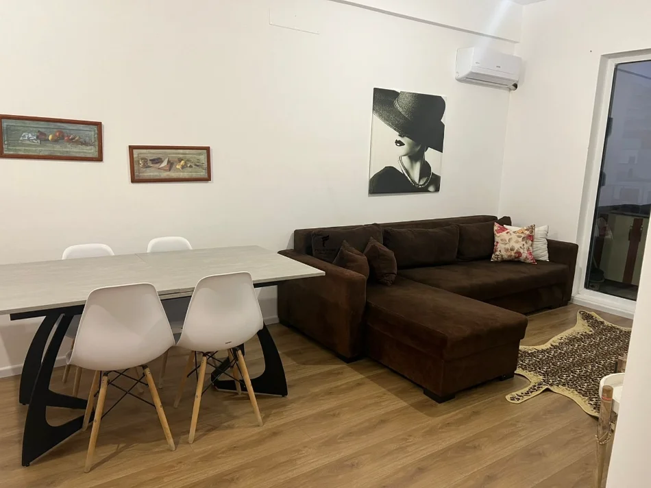 Tirane, jepet me qera apartament 1+1 Kati 3, 65 m² 400 € (FRESKU)