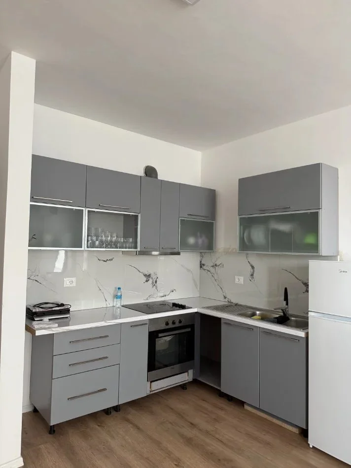 Tirane, jepet me qera apartament 1+1 Kati 3, 65 m² 400 € (Paskuqan)