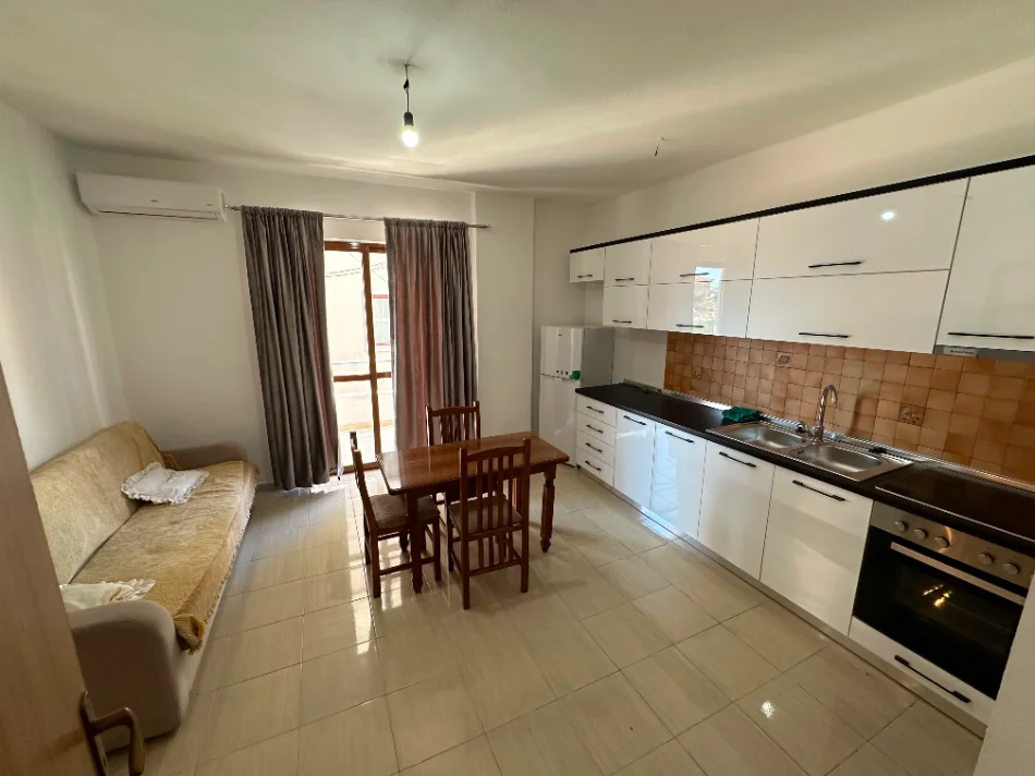 Tirane, jepet me qera apartament 1+1 Kati 3, 65 m² 400 € (Xhamllik)