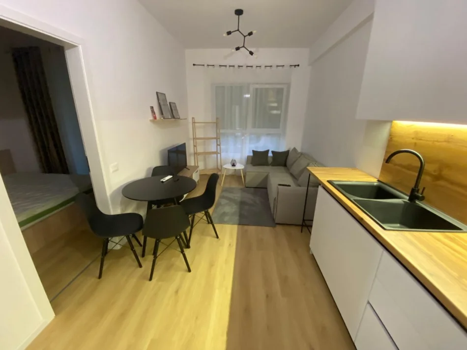 Tirane, jepet me qera apartament 1+1 Kati 3, 65 m² 450 € (Ali Demi)