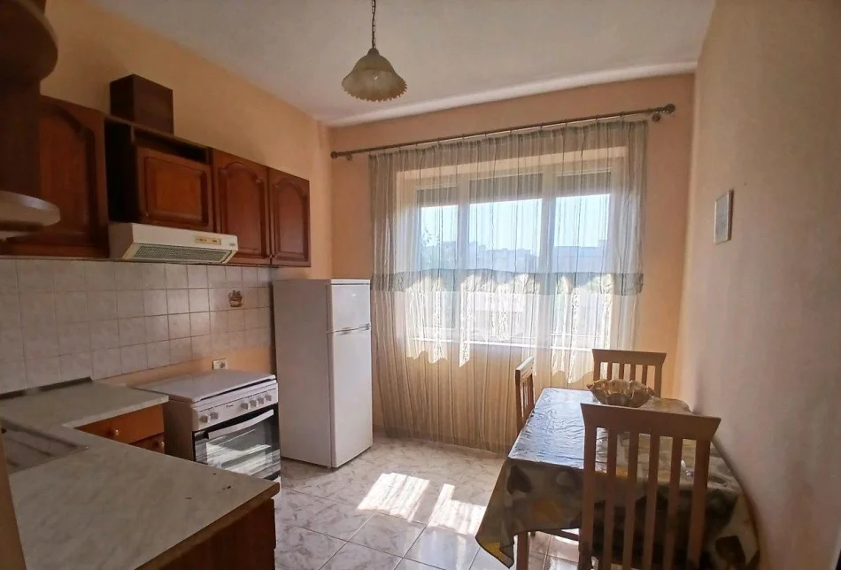 Tirane, jepet me qera apartament 1+1 Kati 3, 65 m² 500 € (Brryli)