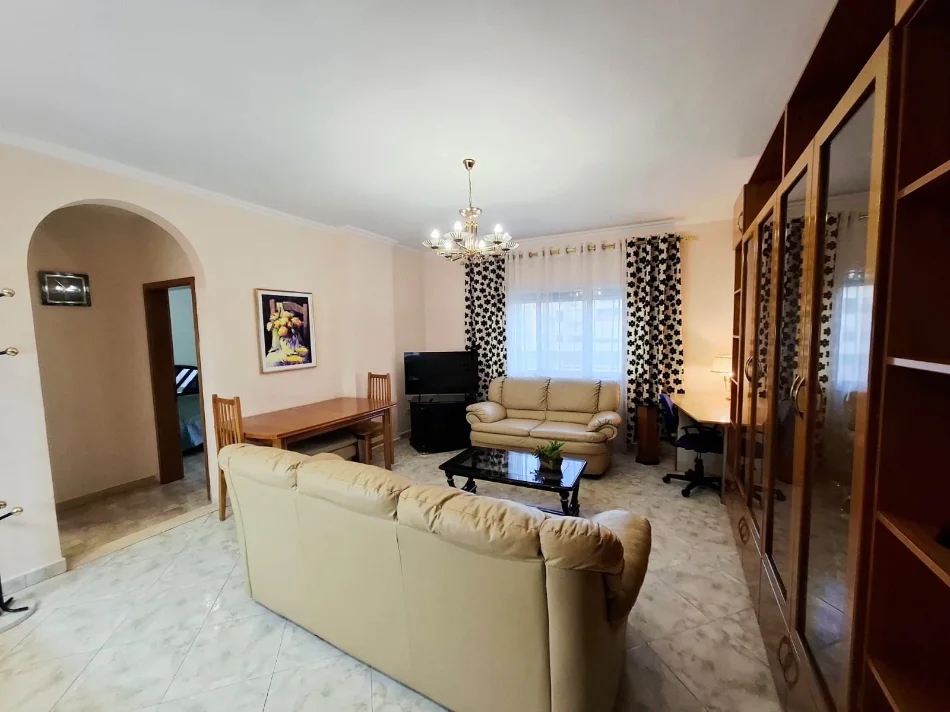 Tirane, jepet me qera apartament 1+1 Kati 3, 65 m² 500 € (KOMUNA E PARISIT)