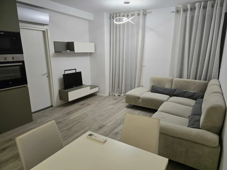 Tirane, jepet me qera apartament 1+1 Kati 3, 65 m² 600 € (Ali Demi)