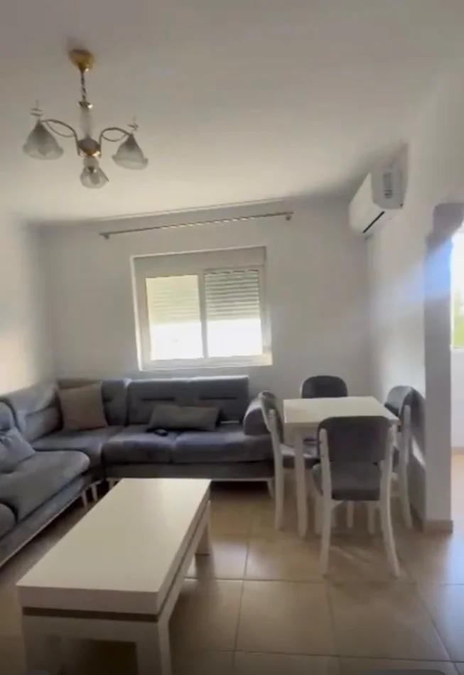 Tirane, jepet me qera apartament 1+1 Kati 3, 70 m² 500 € (Xhamlliku)