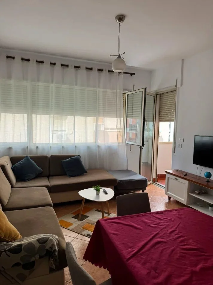 Tirane, jepet me qera apartament 1+1 Kati 3, 70 m² 550 € (Kristal Center)