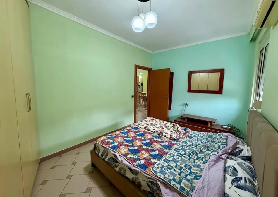 Tirane, jepet me qera apartament 1+1 Kati 3, 70 m² 600 € (Rr.Durresit)