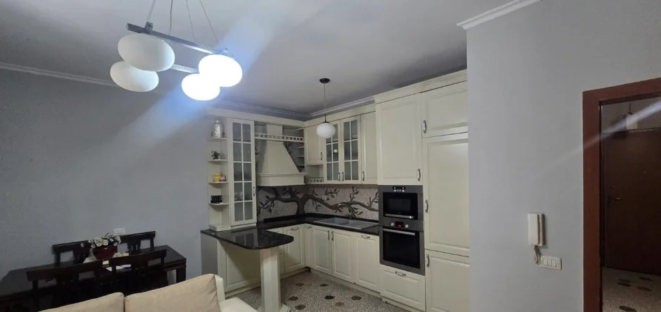 Tirane, jepet me qera apartament 1+1 Kati 3, 70 m² 650 € (Komuna e Parisit)