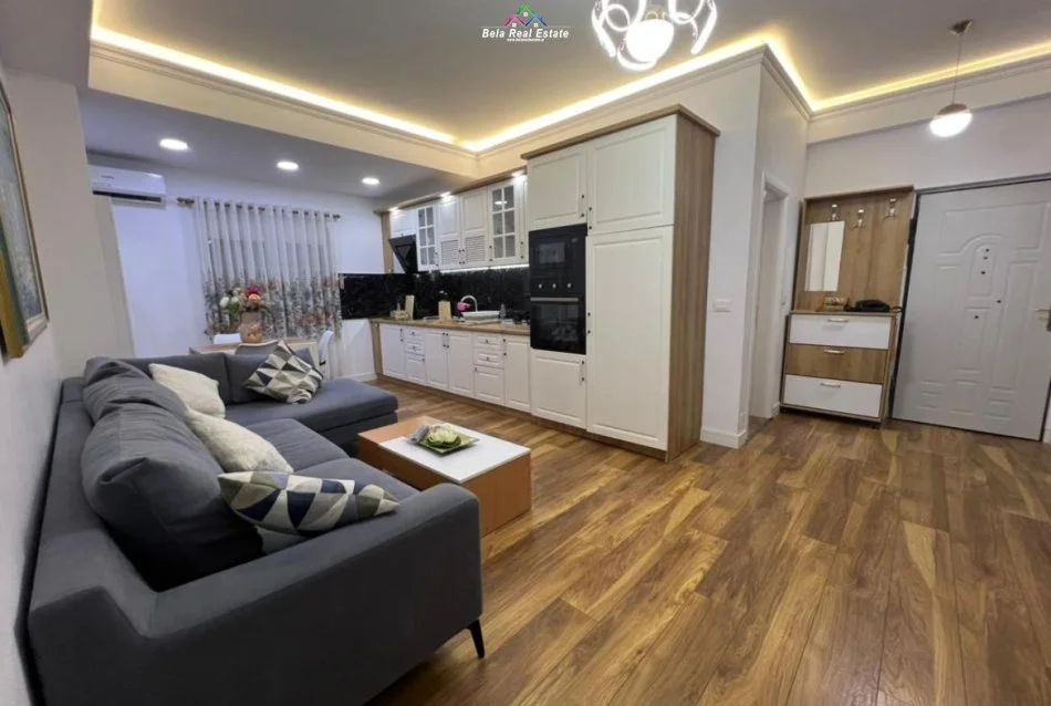 Tirane, jepet me qera apartament 1+1 Kati 3, 70 m² 700 € (Blloku)