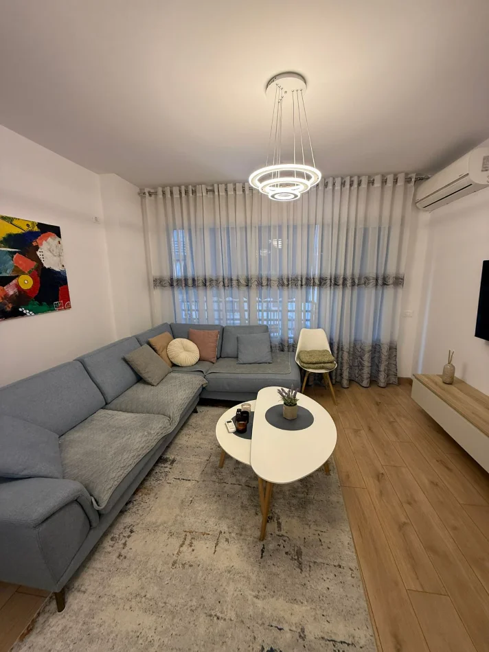 Tirane, jepet me qera apartament 1+1 Kati 3, 72 m² 550 € (Prane Globit)