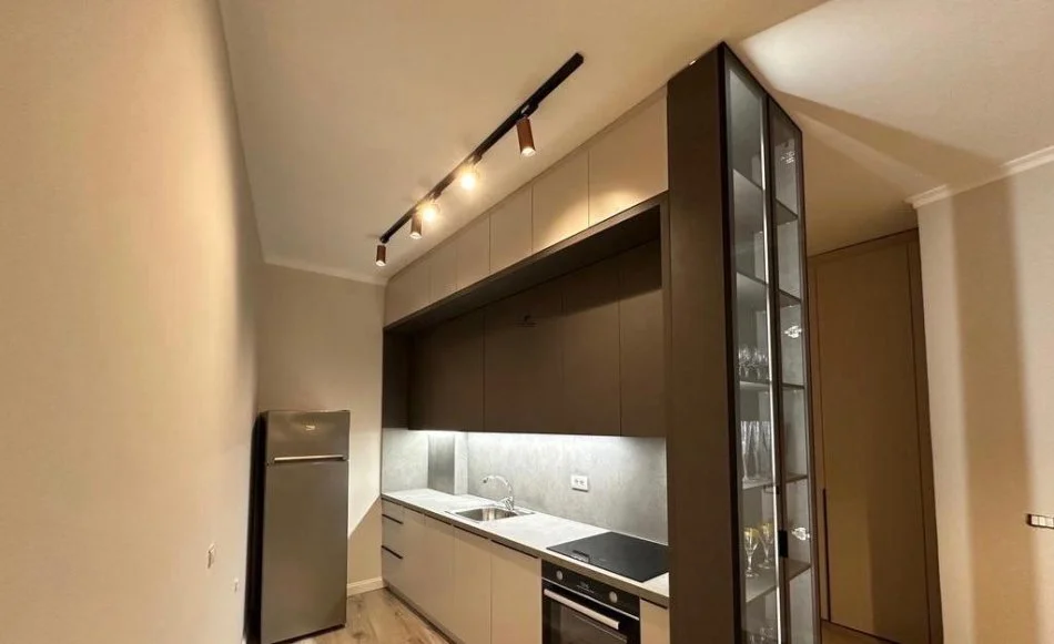 Tirane, jepet me qera apartament 1+1 Kati 3, 74 m² 680 € (TEG)