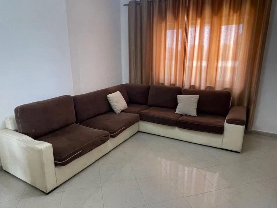 Tirane, jepet me qera apartament 1+1 Kati 3, 75 m² 500 € (Xhamlliku)