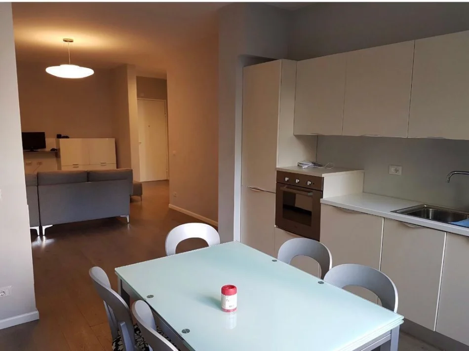 Tirane, jepet me qera apartament 1+1 Kati 3, 79 m² 900 € (BLLOK)