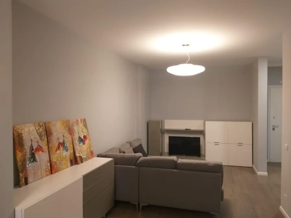 Tirane, jepet me qera apartament 1+1 Kati 3, 79 m² 950 € (Blloku)