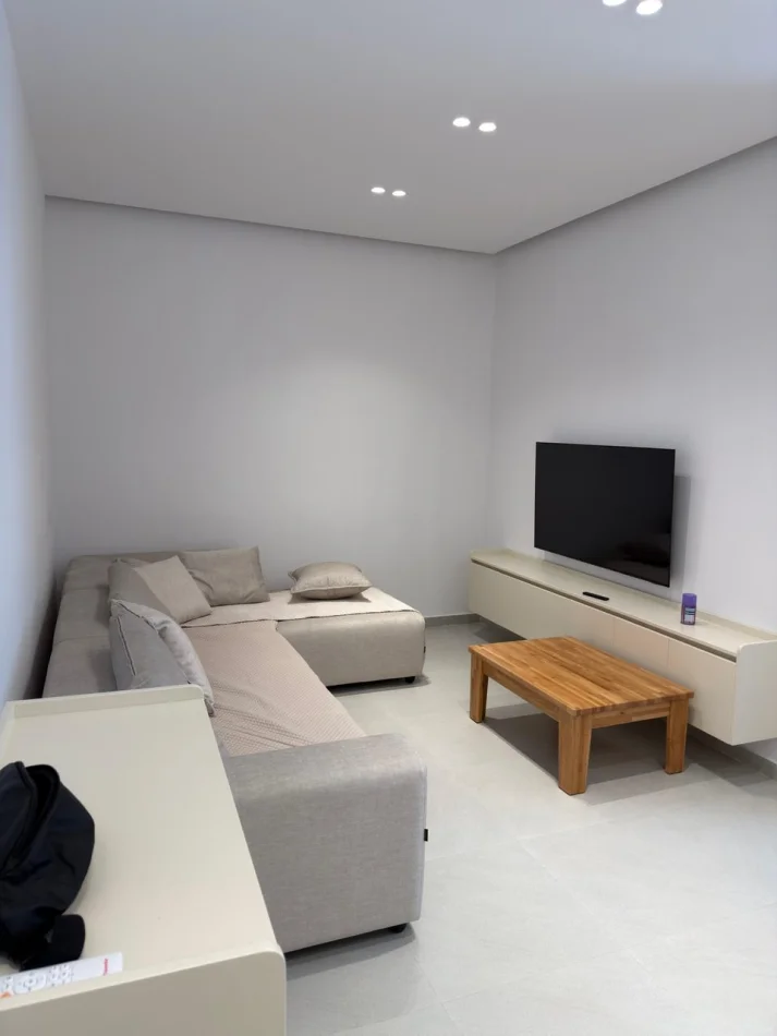 Tirane, jepet me qera apartament 1+1 Kati 3, 80 m² 400 € (Shkoze)
