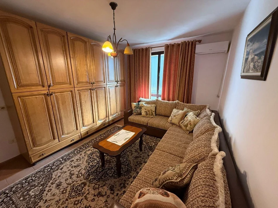 Tirane, jepet me qera apartament 1+1 Kati 3, 80 m² 500 € (21 DHJETORI)