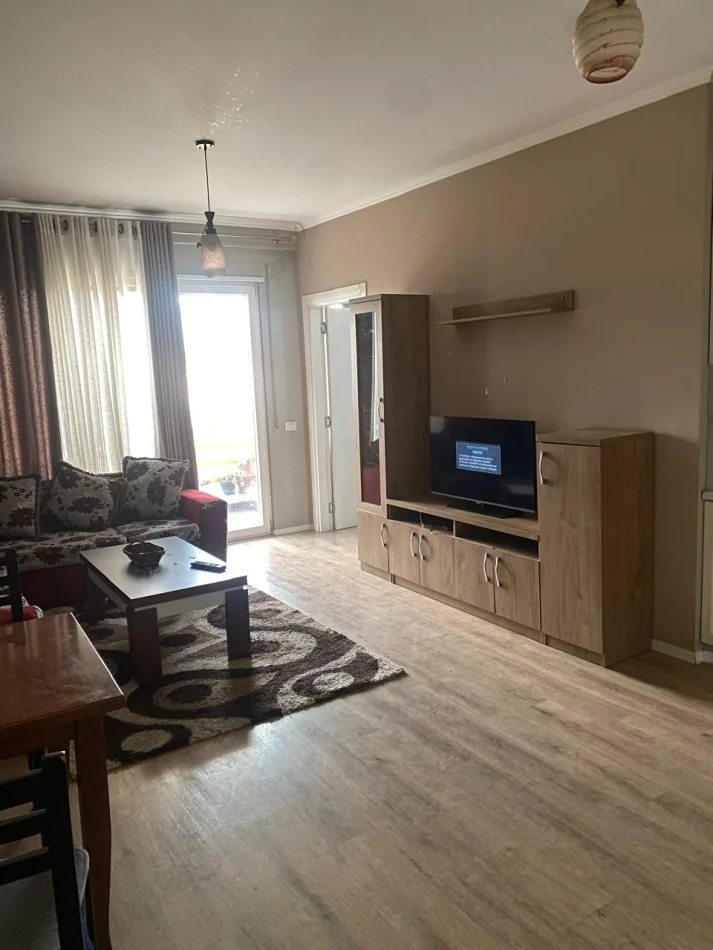 Tirane, jepet me qera apartament 1+1 Kati 3, 80 m² 500 € (Laprakë)