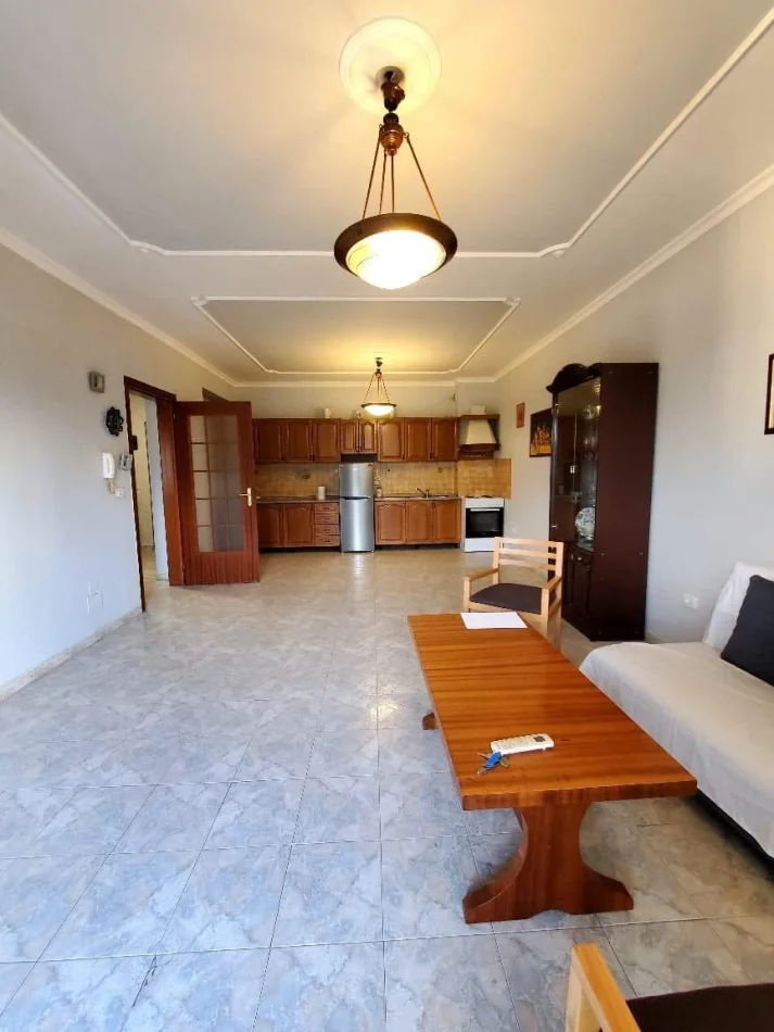 Tirane, jepet me qera apartament 1+1 Kati 3, 84 m² 450 € (Rruga Bardhyl)