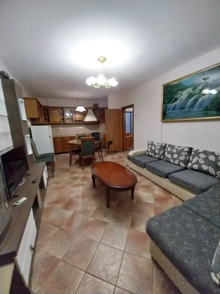 Tirane, jepet me qera apartament 1+1 Kati 3, 85 m² 550 € (KOMUNA E PARISIT)