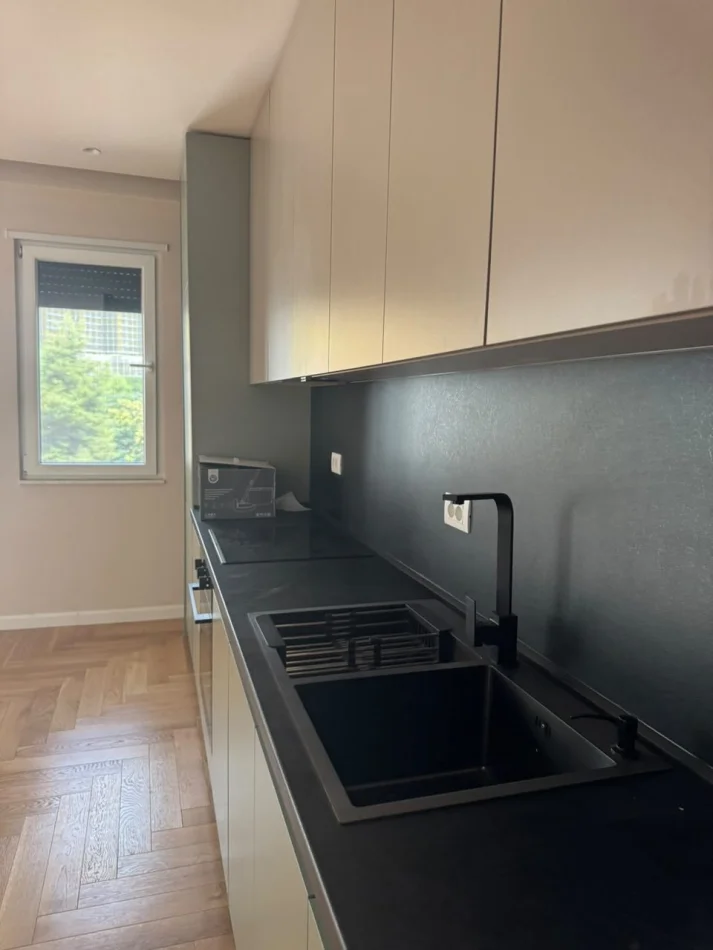 Tirane, jepet me qera apartament 1+1 Kati 3, 86 m² 650 € (Laprake)