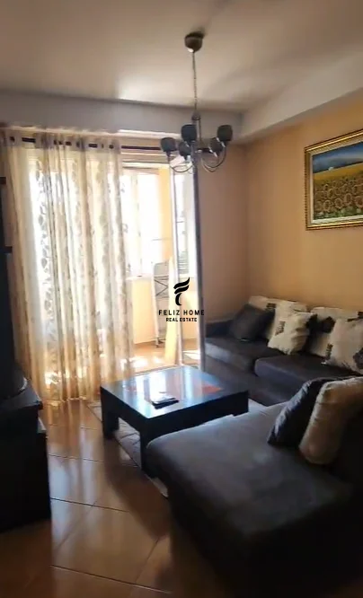 Tirane, jepet me qera apartament 1+1 Kati 3, 90 m² 360 € (FRESKU)