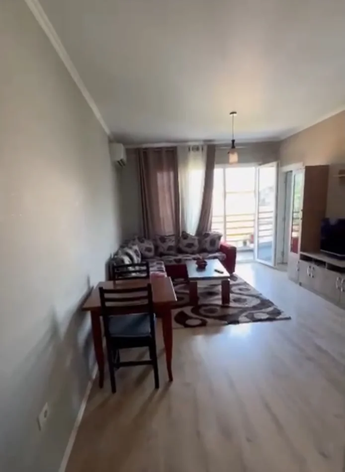 Tirane, jepet me qera apartament 1+1 Kati 3, 90 m² 500 € (LAPRAKE)