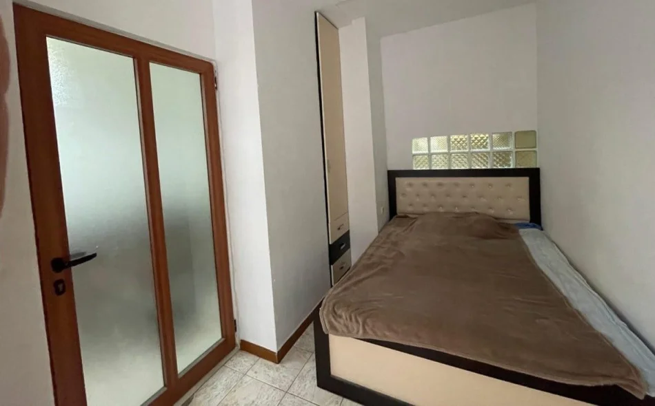 Tirane, jepet me qera apartament 1+1 Kati 4, 129 m² 500 € (Rruga Myslym Shyri)