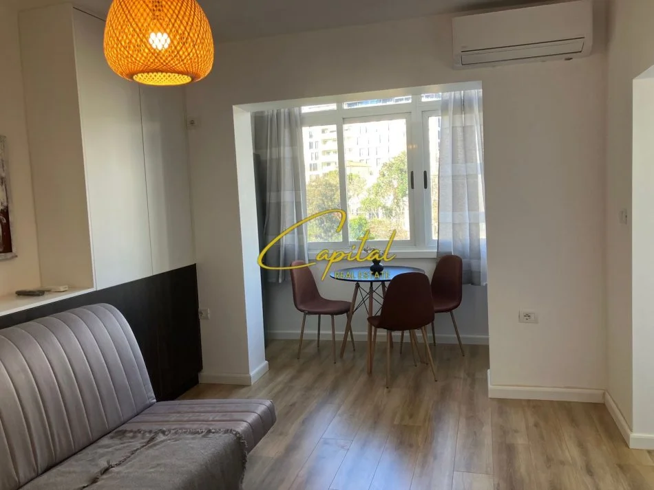 Tirane, jepet me qera apartament 1+1 Kati 4, 35 m² 500 € (QENDER)