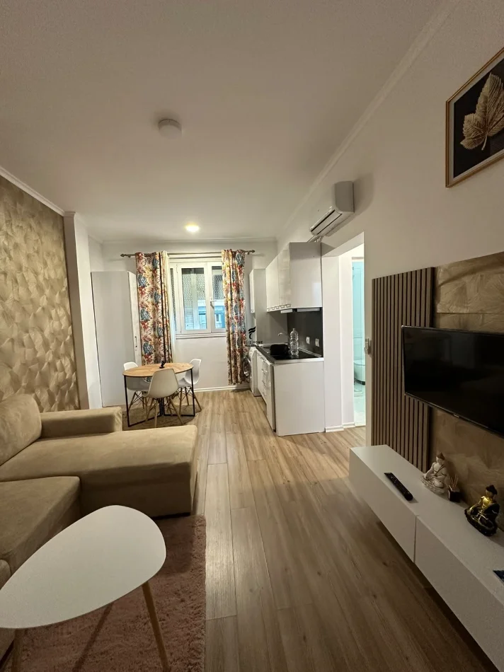 Tirane, jepet me qera apartament 1+1 Kati 4, 45 m² 700 € (BLLOKU)