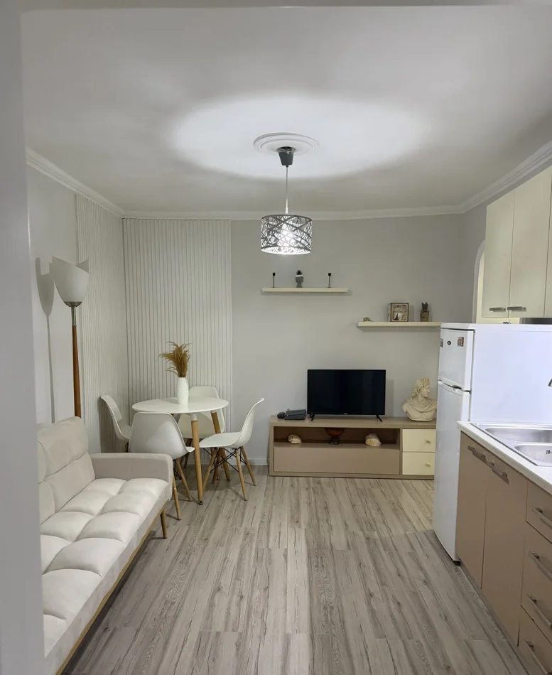 Tirane, jepet me qera apartament 1+1 Kati 4, 50 m² 500 € (Brryli)