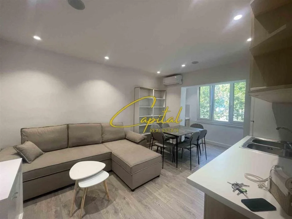 Tirane, jepet me qera apartament 1+1 Kati 4, 50 m² 550 € (ISH STACIONI TRENIT)