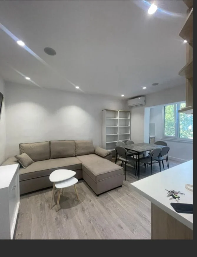 Tirane, jepet me qera apartament 1+1 Kati 4, 50 m² 650 € (RRUGA ASIM VOKSHI)