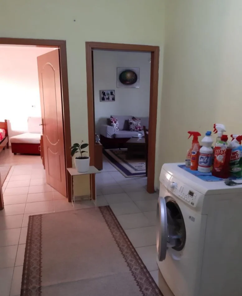 Tirane, jepet me qera apartament 1+1 Kati 4, 55 m² 350 € (ALI DEMI)