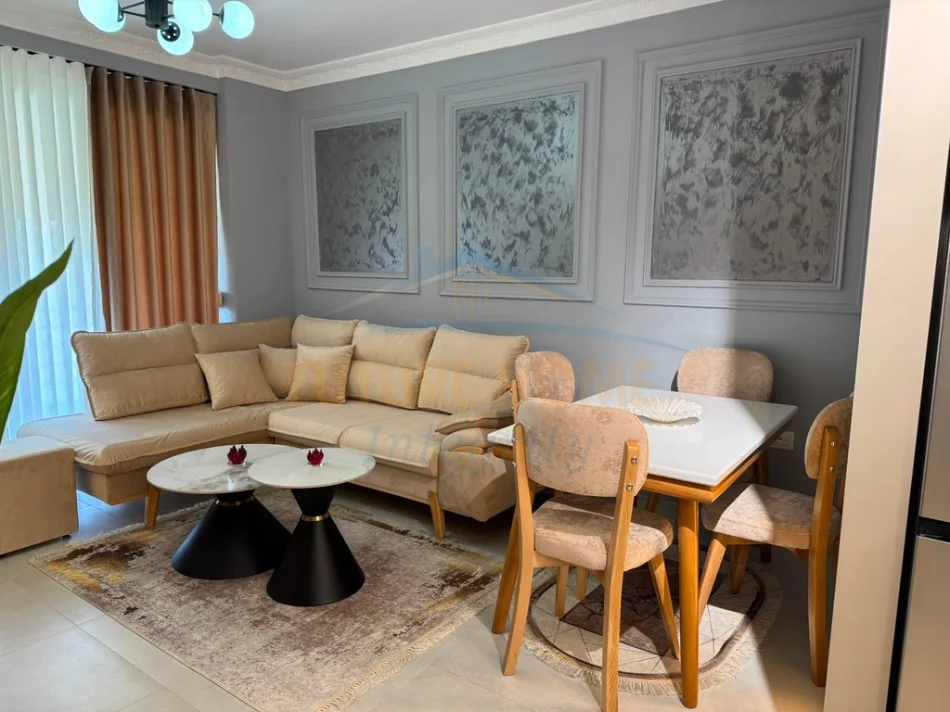 Tirane, jepet me qera apartament 1+1 Kati 4, 58 m² 400 € (KOMPLEKSI TOM DOSHI , SHKOZE)