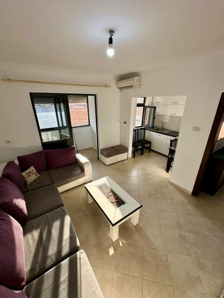 Tirane, jepet me qera apartament 1+1 Kati 4, 60 m² 400 € (Lapraka)