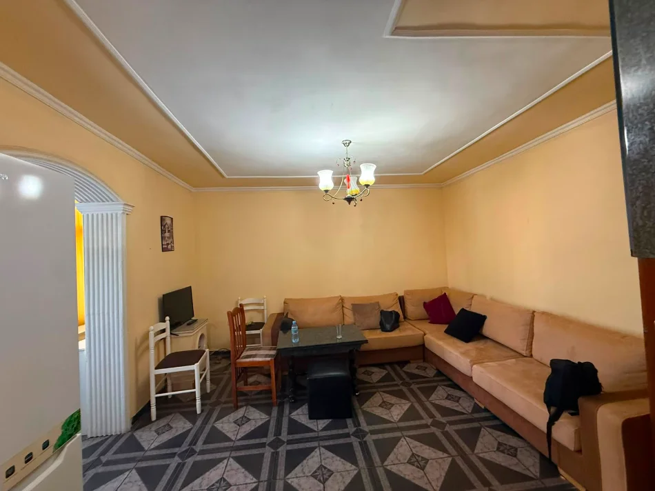 Tirane, jepet me qera apartament 1+1 Kati 4, 60 m² 400 € (Rruga e Dibrës, pranë Shkollës së Bashkuar)