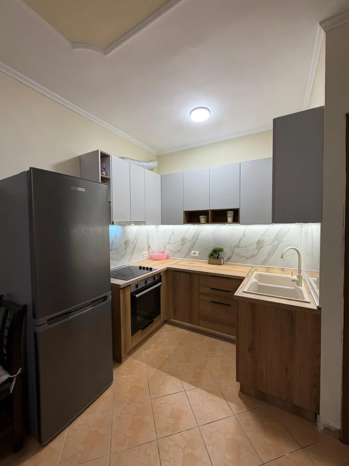 Tirane, jepet me qera apartament 1+1 Kati 4, 60 m² 480 € (Rruga Ferit Xhajko)