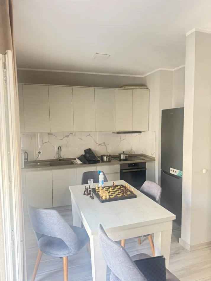 Tirane, jepet me qera apartament 1+1 Kati 4, 60 m² 600 € (Rruga 5 Maji)