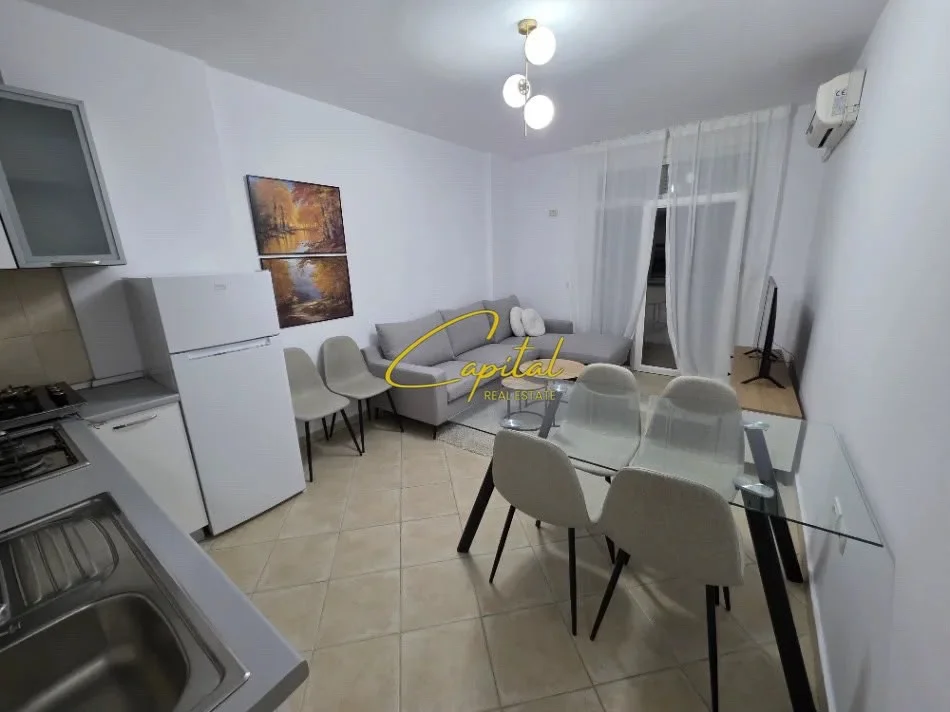 Tirane, jepet me qera apartament 1+1 Kati 4, 62 m² 650 € (ISH EKSPOZITA)