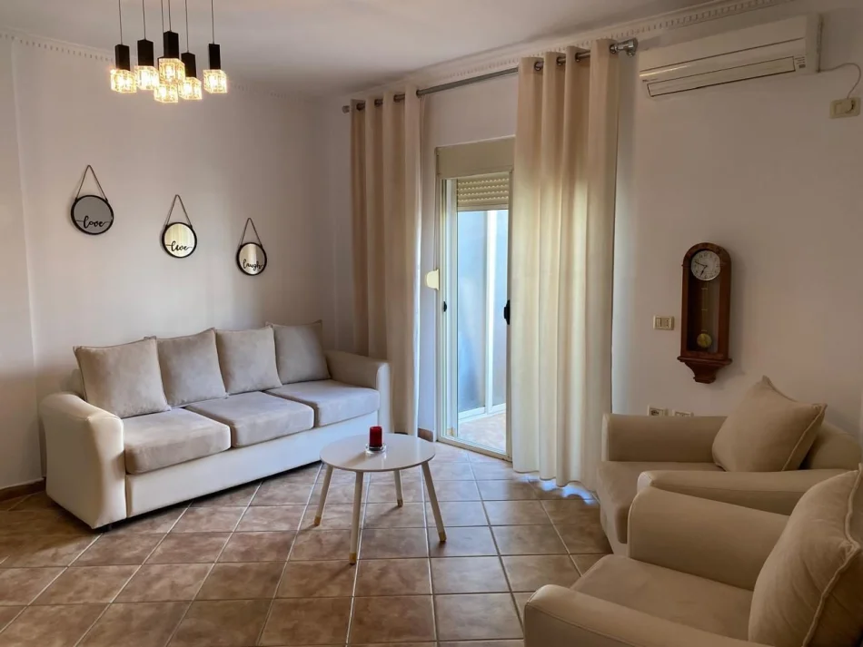 Tirane, jepet me qera apartament 1+1 Kati 4, 65 m² 350 € (Fresku)