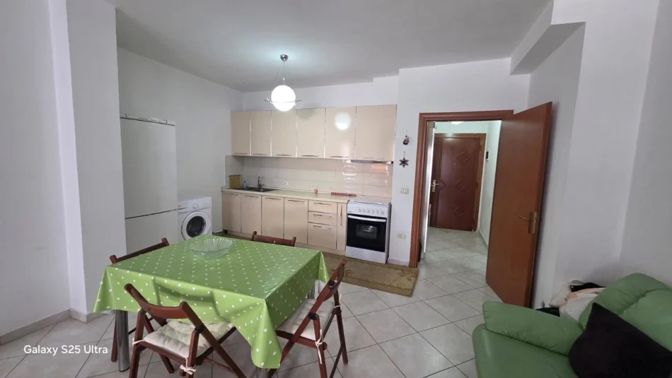 Tirane, jepet me qera apartament 1+1 Kati 4, 65 m² 350 € (Spar)