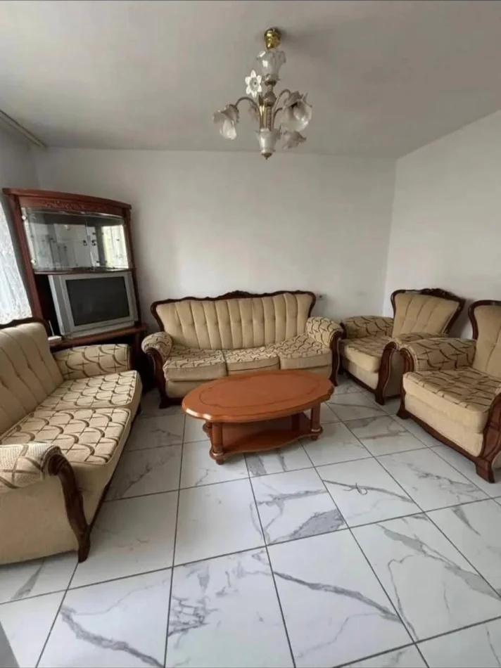 Tirane, jepet me qera apartament 1+1 Kati 4, 65 m² 370 € (Shkolla e Bashkuar)
