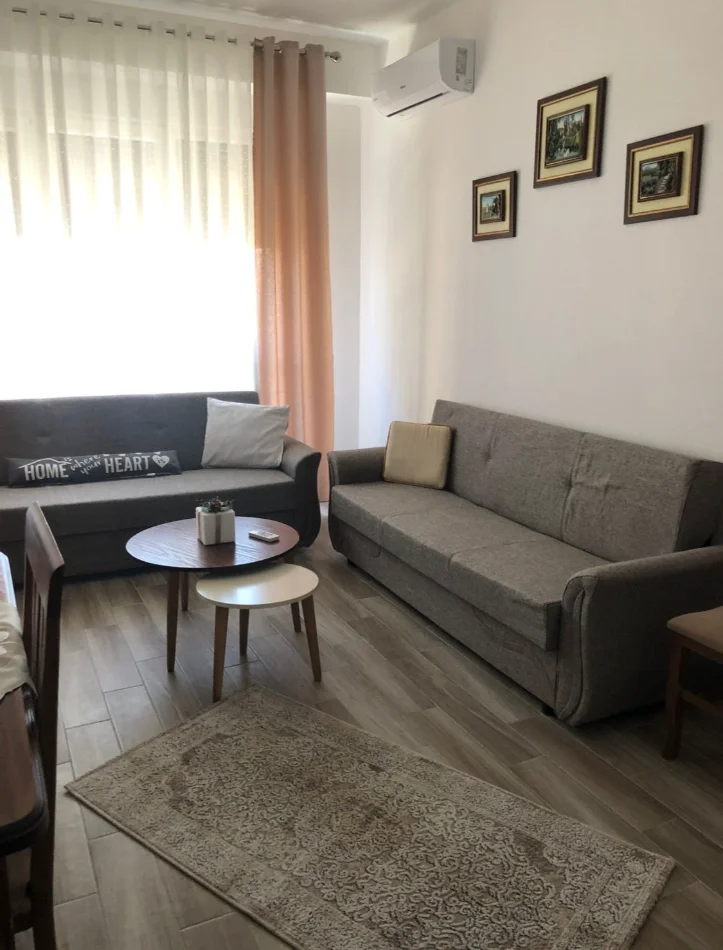Tirane, jepet me qera apartament 1+1 Kati 4, 65 m² 500 € (ISH FUSHA E AVIACIONIT)