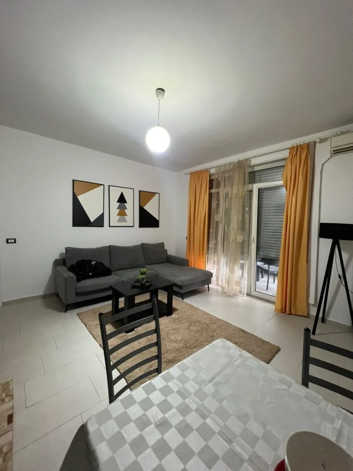Tirane, jepet me qera apartament 1+1 Kati 4, 65 m² 500 € (Kopshti Botanik)