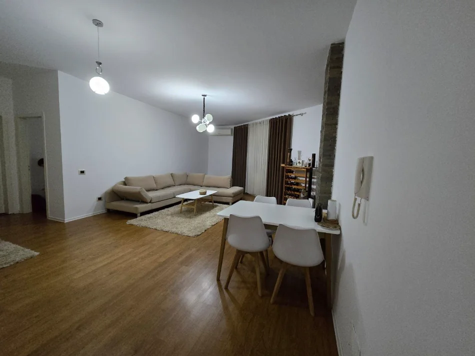 Tirane, jepet me qera apartament 1+1 Kati 4, 65 m² 600 € (LIQENI I THATE)