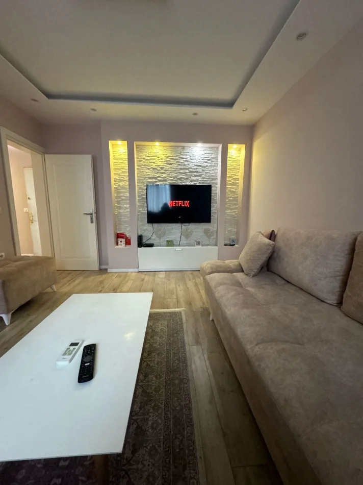 Tirane, jepet me qera apartament 1+1 Kati 4, 65 m² 600 € (PRANE HOTEL MONDIAL)