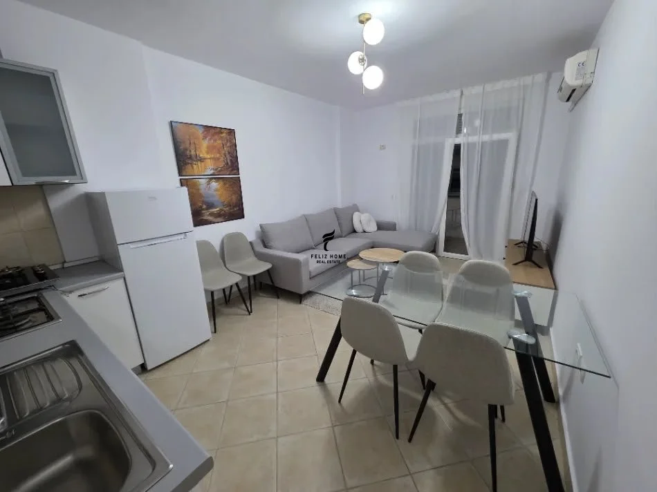 Tirane, jepet me qera apartament 1+1 Kati 4, 65 m² 650 € (ISH EKSPOZITA)