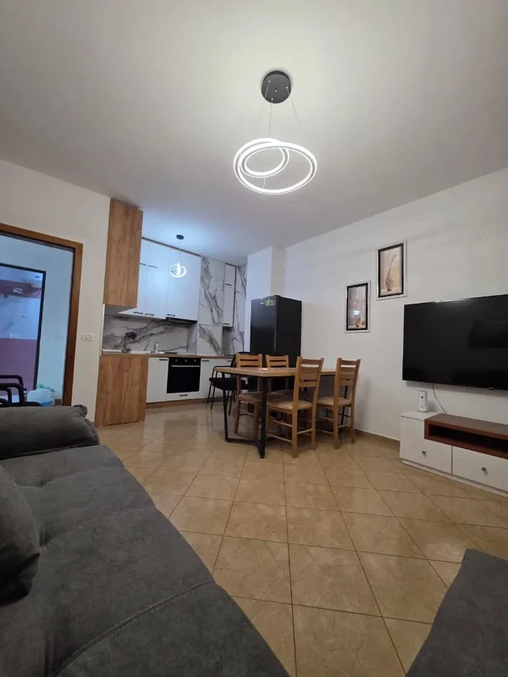 Tirane, jepet me qera apartament 1+1 Kati 4, 70 m² 500 € (RRUGA 5 MAJI)