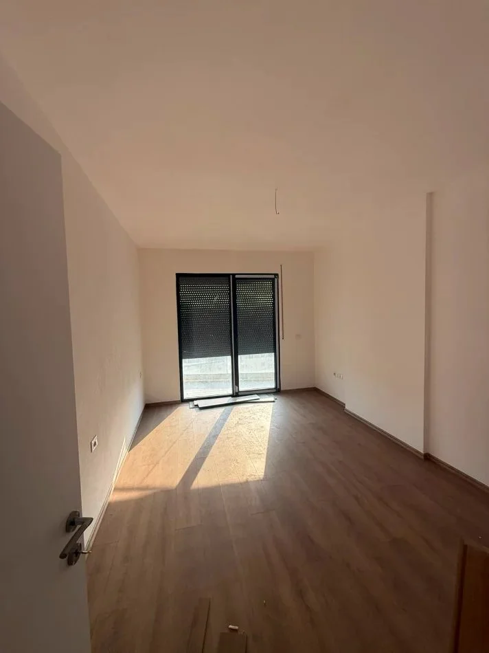 Tirane, jepet me qera apartament 1+1 Kati 4, 70 m² 500 € (Rruga Don Bosko)
