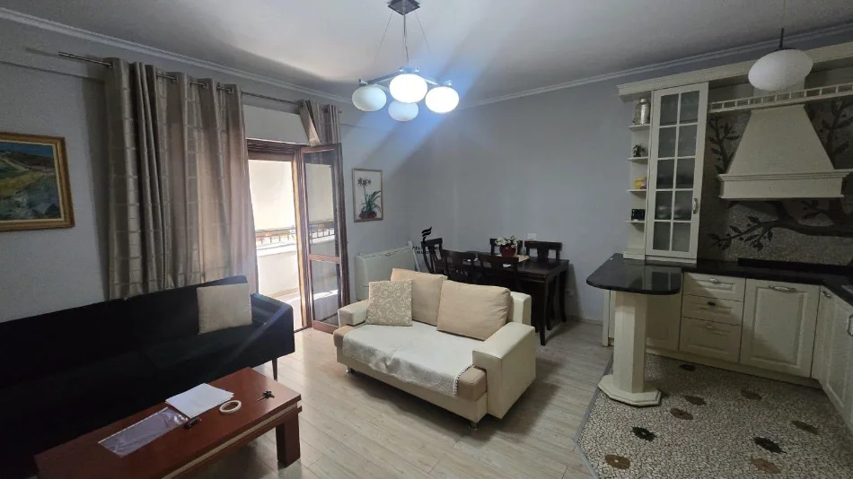 Tirane, jepet me qera apartament 1+1 Kati 4, 70 m² 650 € (KOMUNA E PARISIT)